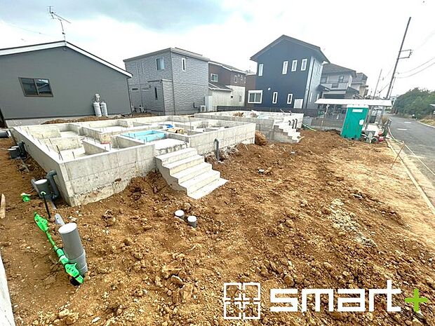 ~閑静な住宅街の立地~ ・周辺は閑静な住宅街となっておりますので、静かな暮らしをご実現いただけます。 ・前面道路の交通量も多くないので、小さなお子様がいるご家庭でもご安心ですね。