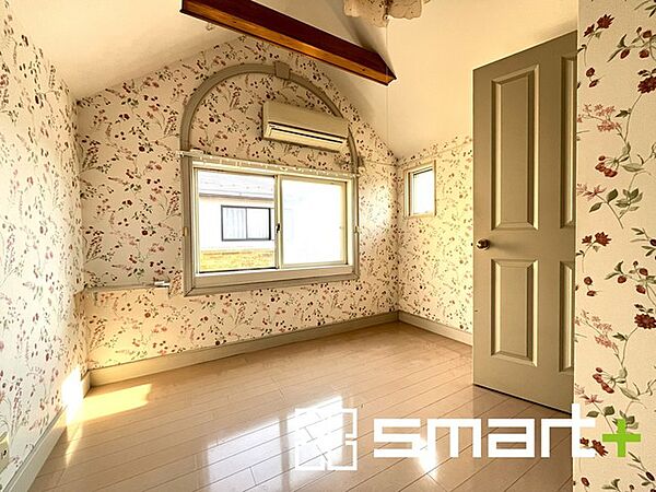 ～明るく暖かな光が差し込む洋室～ ・窓からたっぷりの光が舞い込み、お部屋全体を優しく包み込んでくれます。