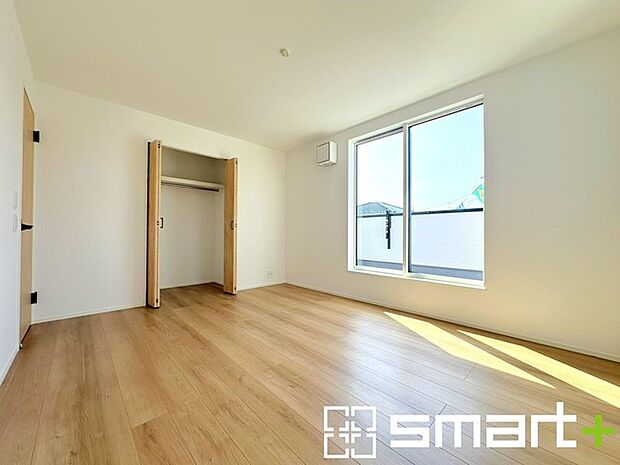~2面採光の明るいお部屋~ ・洋室は2面採光とする事で穏やかな陽の入る明るい空間となっております。 ・くつろぎのプライベート時間を明るい空間で穏やかにお過ごしいただけます。