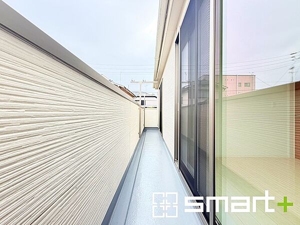 ～洗濯物も干しやすいバルコニー～ ・陽当たり良好のバルコニーは2部屋から出入りができて毎日のお洗濯も快適。 ・物干し竿受けが標準装備されているのですぐにお使いいただけます。