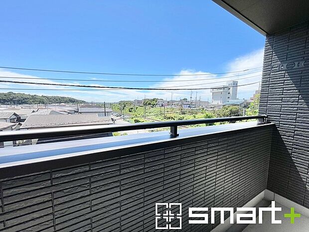 ~収納豊富な洋室~ ・各居室に備え付けの収納をご用意。タンスなどを置く場合と比べ出っ張らないので部屋の中を有効のご活用いただけます。 ・収納の広さなどぜひ現地でご確認くださいませ。