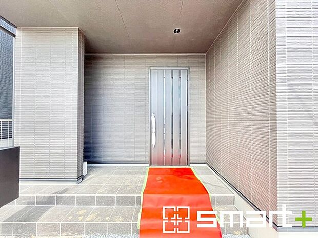 ~デザイン性に優れた玄関~ ・モダンなデザインの玄関ドアを採用する事でお住まいの「顔」の印象が大きく変わります。 ・毎日帰宅した際に嬉しくなる仕様です。