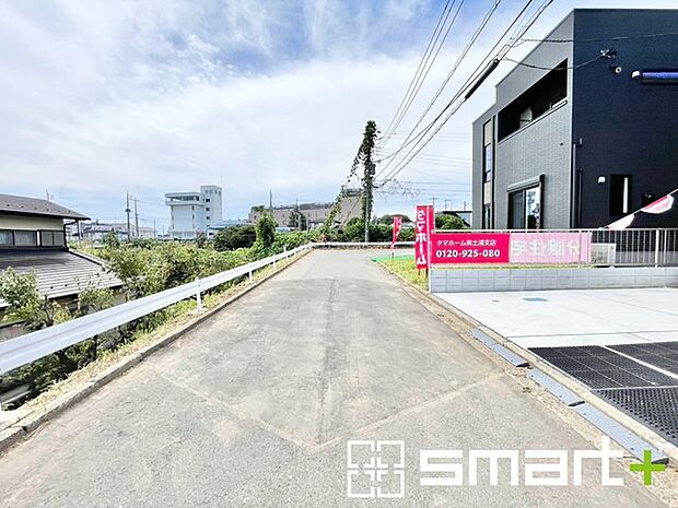 ~閑静な住宅街の立地~ ・周辺は閑静な住宅街となっておりますので、静かな暮らしをご実現いただけます。 ・前面道路の交通量も多くないので、小さなお子様がいるご家庭でもご安心ですね。
