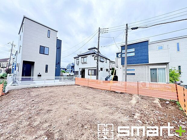 ~閑静な住宅街の立地~ ・周辺は閑静な住宅街となっておりますので、静かな暮らしをご実現いただけます。 ・前面道路の交通量も多くないので、小さなお子様がいるご家庭でもご安心ですね。