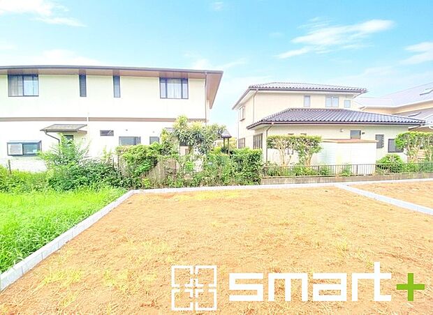 ~広々したお庭のある邸宅~ ・余裕の敷地には広いお庭もご用意。 ・ガーデニングや安らぎの空間として、倉庫を置いたりと様々な活用が可能です。 ・人工芝の敷設などもお気軽にご相談くださいませ。