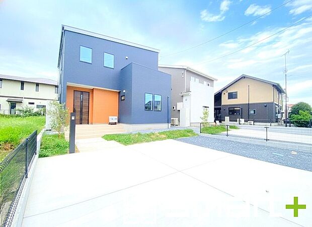 ~ゆとりあるカースペース~ ・セカンドカーや来客時にも困らないカースペース3台分。物置や駐輪スペースなどにも利用できますね。 ・カーポートなどのオプションもお気軽にご相談くださいませ。