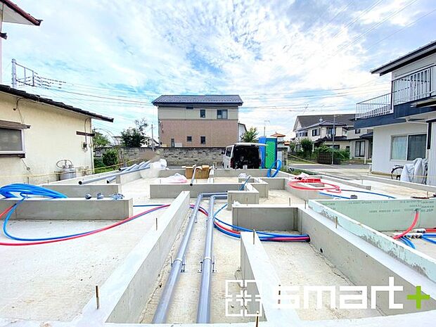 ~ベタ基礎でしっかりとした土台~ ・コンクリートの中に鉄筋を配し強度を高めた「ベタ基礎」を採用。 ・しっかりとした土台を造ったうえで、その上に建物が築造されていきます。