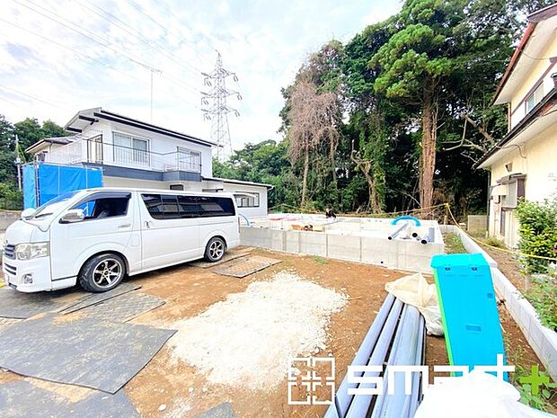 ~ゆとりあるカースペース~ ・セカンドカーや来客時にも困らないカースペース2台分は並列駐車可能でお車の出し入れもラクラク。 ・カーポートなどのオプションもお気軽にご相談くださいませ。