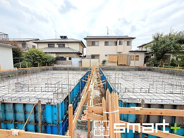 ~ベタ基礎でしっかりとした土台~ ・コンクリートの中に鉄筋を配し強度を高めた「ベタ基礎」を採用。 ・しっかりとした土台を造ったうえで、その上に建物が築造されていきます。