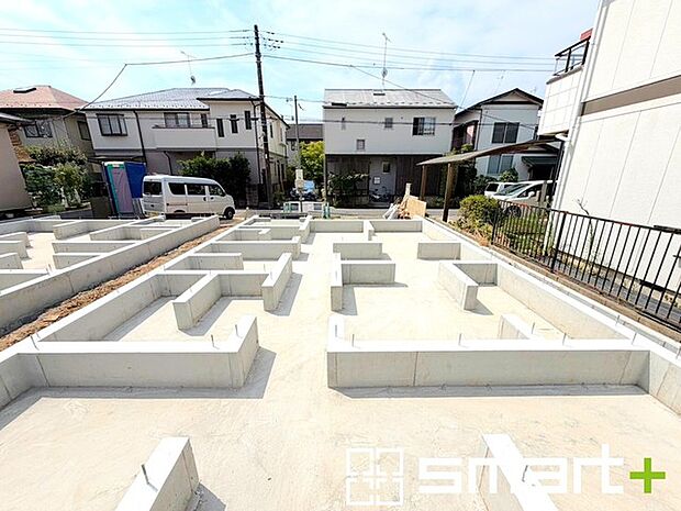 ~ベタ基礎でしっかりとした土台~ ・コンクリートの中に鉄筋を配し強度を高めた「ベタ基礎」を採用。 ・しっかりとした土台を造ったうえで、その上に建物が築造されていきます。