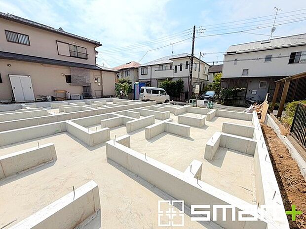 ~ベタ基礎でしっかりとした土台~ ・コンクリートの中に鉄筋を配し強度を高めた「ベタ基礎」を採用。 ・しっかりとした土台を造ったうえで、その上に建物が築造されていきます。