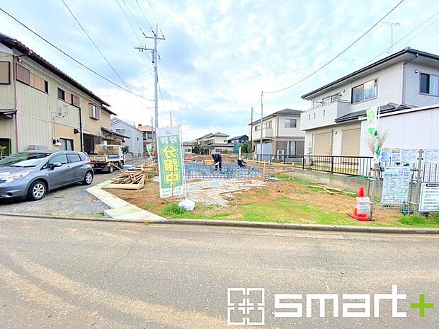 ~閑静な住宅街の立地~ ・周辺は閑静な住宅街となっておりますので、静かな暮らしをご実現いただけます。 ・前面道路の交通量も多くないので、小さなお子様がいるご家庭でもご安心ですね。