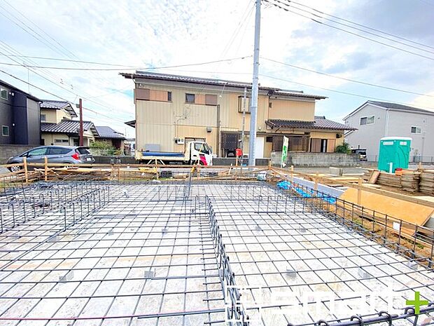 ~ベタ基礎でしっかりとした土台~ ・コンクリートの中に鉄筋を配し強度を高めた「ベタ基礎」を採用。 ・しっかりとした土台を造ったうえで、その上に建物が築造されていきます。