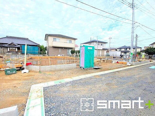 ～閑静な住宅街の立地～ ・周辺は閑静な住宅街となっておりますので、静かな暮らしをご実現いただけます。 ・前面道路の交通量も多くないので、小さなお子様がいるご家庭でもご安心ですね。 