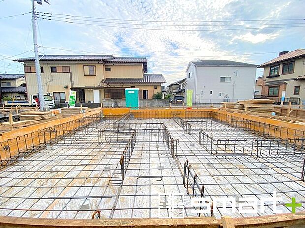～ベタ基礎でしっかりとした土台～ ・コンクリートの中に鉄筋を配し強度を高めた「ベタ基礎」を採用。 ・しっかりとした土台を造ったうえで、その上に建物が築造されていきます。 