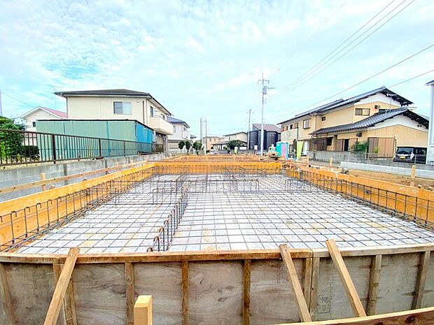 ~ベタ基礎でしっかりとした土台~ ・コンクリートの中に鉄筋を配し強度を高めた「ベタ基礎」を採用。 ・しっかりとした土台を造ったうえで、その上に建物が築造されていきます。