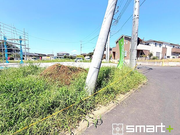 ~閑静な住宅街の立地~ ・周辺は閑静な住宅街となっておりますので、静かな暮らしをご実現いただけます。 ・前面道路の交通量も多くないので、小さなお子様がいるご家庭でもご安心ですね。