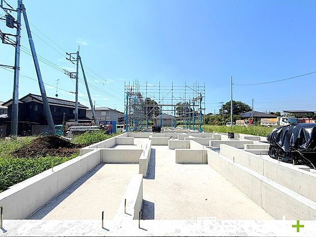 ~ベタ基礎でしっかりとした土台~ ・コンクリートの中に鉄筋を配し強度を高めた「ベタ基礎」を採用。 ・しっかりとした土台を造ったうえで、その上に建物が築造されていきます。