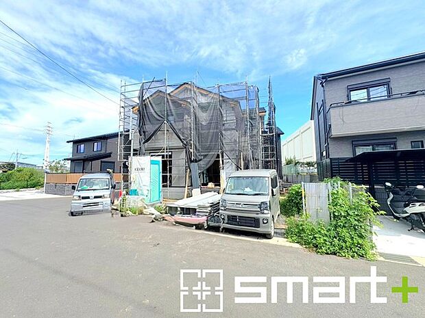 ～十分な広さのある前面道路～ ・前面道路は約6ｍございますので、お車でのすれ違いも楽々で余計なストレスがかかりません。 ・日々お車での移動が多い方には大切なポイントですね。