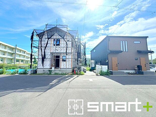 ～十分な広さのある前面道路～ ・前面道路は約6ｍございますので、お車でのすれ違いも楽々で余計なストレスがかかりません。 ・日々お車での移動が多い方には大切なポイントですね。