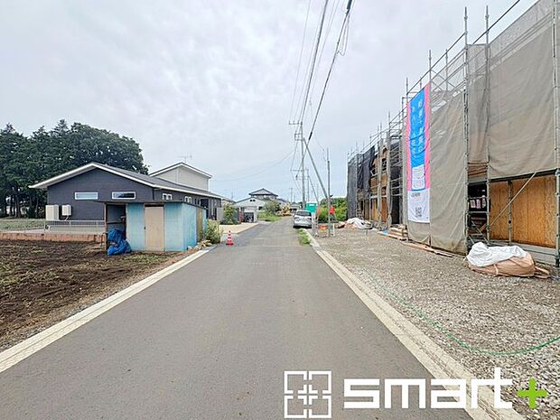 ~十分な広さのある前面道路~ ・前面道路は約5mございますので、お車でのすれ違いも楽々で余計なストレスがかかりません。 ・日々お車での移動が多い方には大切なポイントですね。