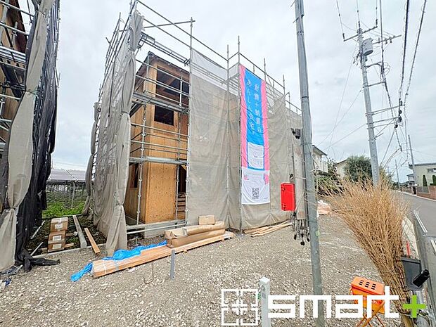 ~ベタ基礎でしっかりとした土台~ ・コンクリートの中に鉄筋を配し強度を高めた「ベタ基礎」を採用。 ・しっかりとした土台を造ったうえで、その上に建物が築造されていきます。