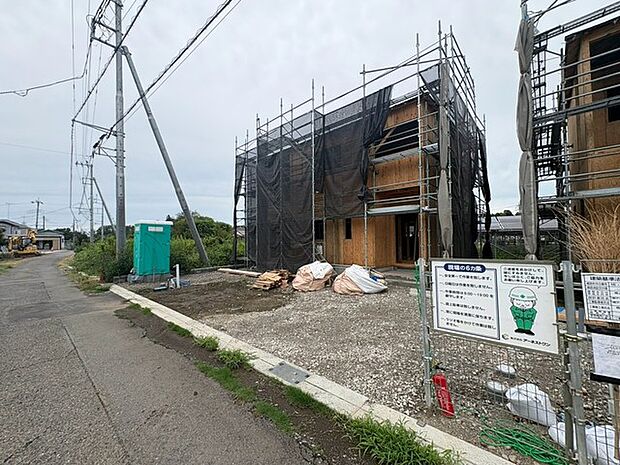 ~閑静な住宅街の立地~ ・周辺は閑静な住宅街となっておりますので、静かな暮らしをご実現いただけます。 ・前面道路の交通量も多くないので、小さなお子様がいるご家庭でもご安心ですね。