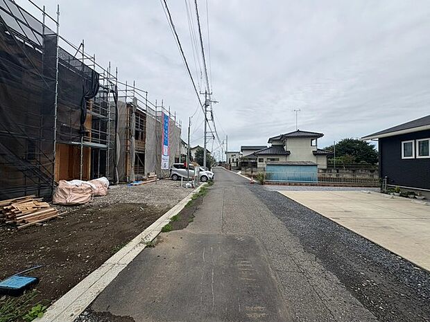 ~十分な広さのある前面道路~ ・前面道路は約5mございますので、お車でのすれ違いも楽々で余計なストレスがかかりません。 ・日々お車での移動が多い方には大切なポイントですね。