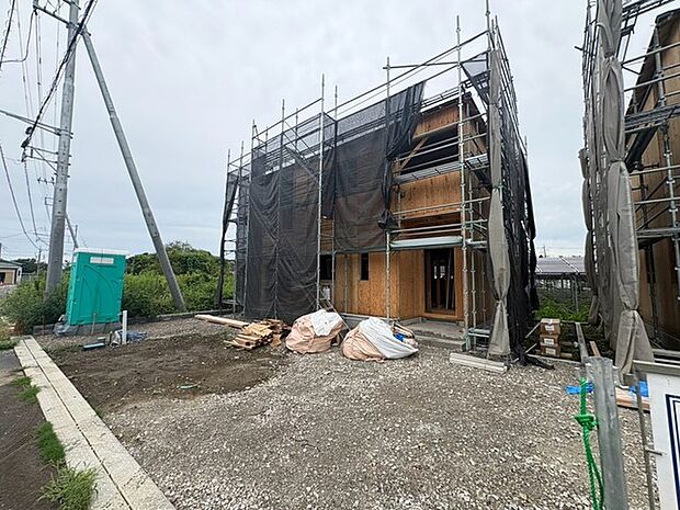 ~ベタ基礎でしっかりとした土台~ ・コンクリートの中に鉄筋を配し強度を高めた「ベタ基礎」を採用。 ・しっかりとした土台を造ったうえで、その上に建物が築造されていきます。