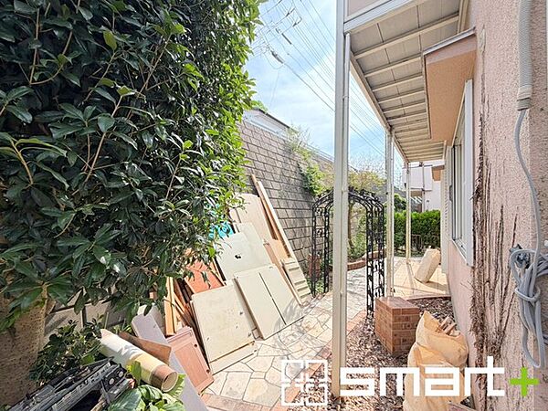 ～お庭もある余裕の敷地～ ・広々した敷地にはお庭もご用意。お庭があるだけで余裕を感じますね。 ・防草シートや人工芝の敷設などのオプションもお気軽にご相談くださいませ。