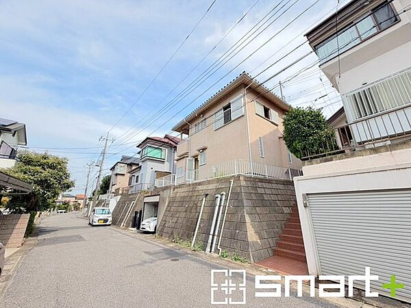 ～閑静な住宅街の立地～ ・周辺は閑静な住宅街となっておりますので、静かな暮らしをご実現いただけます。 ・前面道路の交通量も多くないので、小さなお子様がいるご家庭でもご安心ですね。