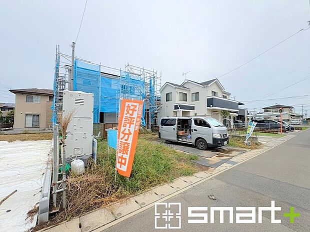 ～閑静な住宅街の立地～ ・周辺は閑静な住宅街となっておりますので、静かな暮らしをご実現いただけます。 ・前面道路の交通量も多くないので、小さなお子様がいるご家庭でもご安心ですね。 