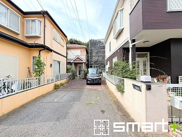 ～閑静な住宅街の立地～ ・周辺は閑静な住宅街となっておりますので、静かな暮らしをご実現いただけます。 ・前面道路の交通量も多くないので、小さなお子様がいるご家庭でもご安心ですね。