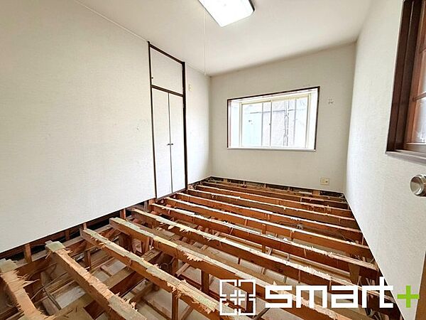 ～「和みの部屋」和室をご用意～ ・ゴロンと寝転がったり、お子様のいるご家庭ではお子様を寝かしつけたり、などご活用いただける和室をご用意。 ・やはり畳の香りは心が落ち着きますね。