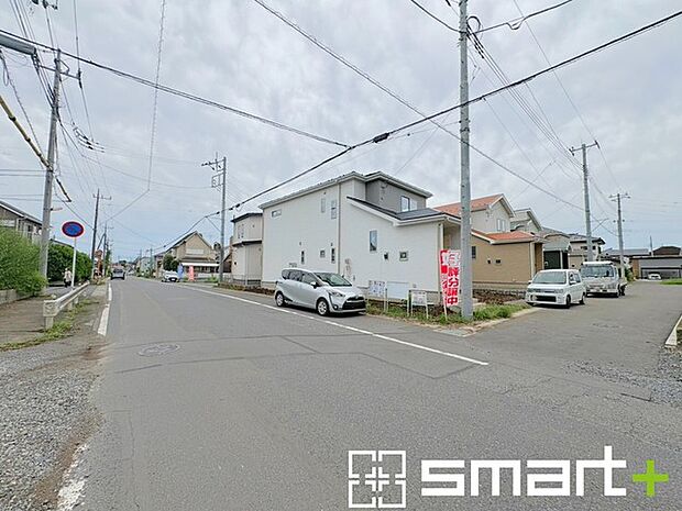 ~開放感ある角地のお住まい~ ・2方向が空く事で開放感のある角地に位置しております。 ・窮屈な感じが無く、ゆったりと暮らせるこの魅力をぜひ現地でご体感くださいませ。