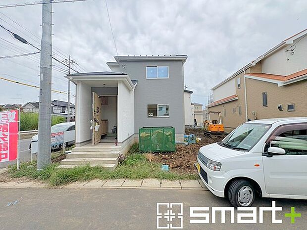 ~ベタ基礎でしっかりとした土台~ ・コンクリートの中に鉄筋を配し強度を高めた「ベタ基礎」を採用。 ・しっかりとした土台を造ったうえで、その上に建物が築造されていきます。