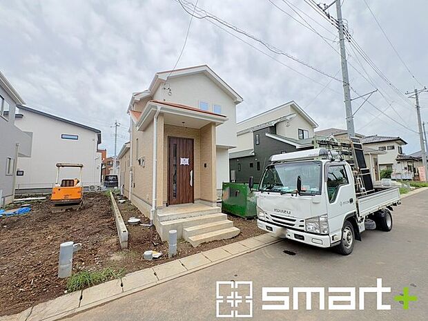 ~閑静な住宅街の立地~ ・周辺は閑静な住宅街となっておりますので、静かな暮らしをご実現いただけます。 ・前面道路の交通量も多くないので、小さなお子様がいるご家庭でもご安心ですね。