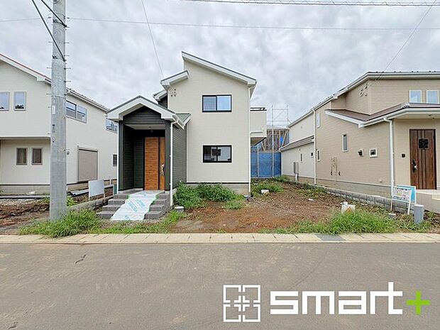 ~閑静な住宅街の立地~ ・周辺は閑静な住宅街となっておりますので、静かな暮らしをご実現いただけます。 ・前面道路の交通量も多くないので、小さなお子様がいるご家庭でもご安心ですね。