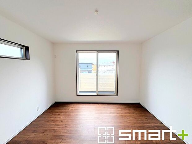 ~2面採光の明るいお部屋~ ・洋室は2面採光とする事で穏やかな陽の入る明るい空間となっております。 ・くつろぎのプライベート時間を明るい空間で穏やかにお過ごしいただけます。