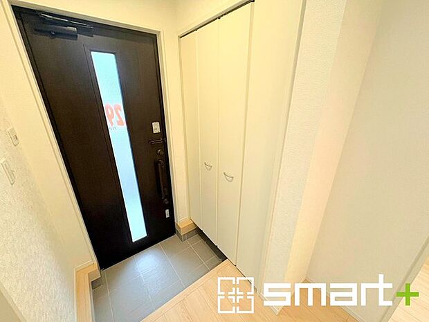 ~十分な容量のシューズボックス~ ・備え付けのシューズボックスは充分な容量を確保。 ・より大型のものへのご変更などご希望の方もお気軽にご相談くださいませ。