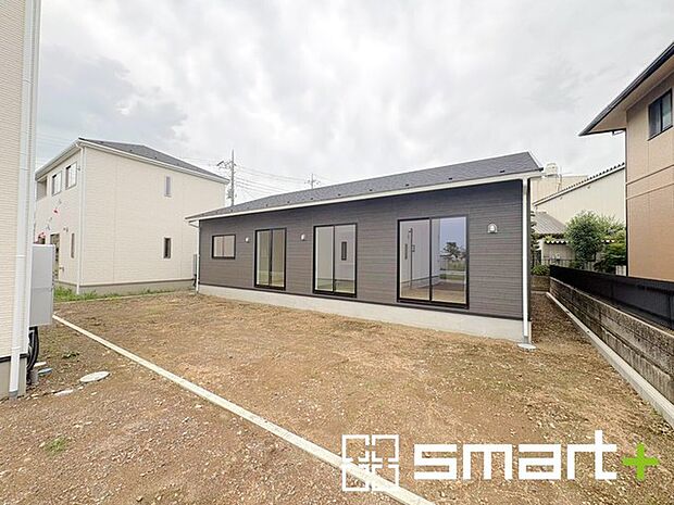 ~お庭もある余裕の敷地~ ・広々した敷地にはお庭もご用意。お庭があるだけで余裕を感じますね。 ・防草シートや人工芝の敷設などのオプションもお気軽にご相談くださいませ。