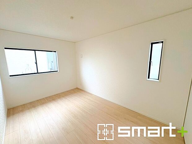 ~2面採光の明るいお部屋~ ・洋室は2面採光とする事で穏やかな陽の入る明るい空間となっております。 ・くつろぎのプライベート時間を明るい空間で穏やかにお過ごしいただけます。
