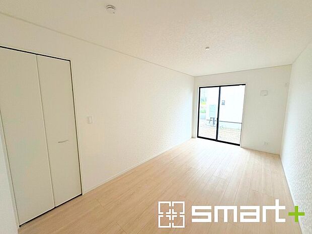 ~収納豊富な洋室~ ・各居室に備え付けの収納をご用意。タンスなどを置く場合と比べ出っ張らないので部屋の中を有効のご活用いただけます。 ・収納の広さなどぜひ現地でご確認くださいませ。