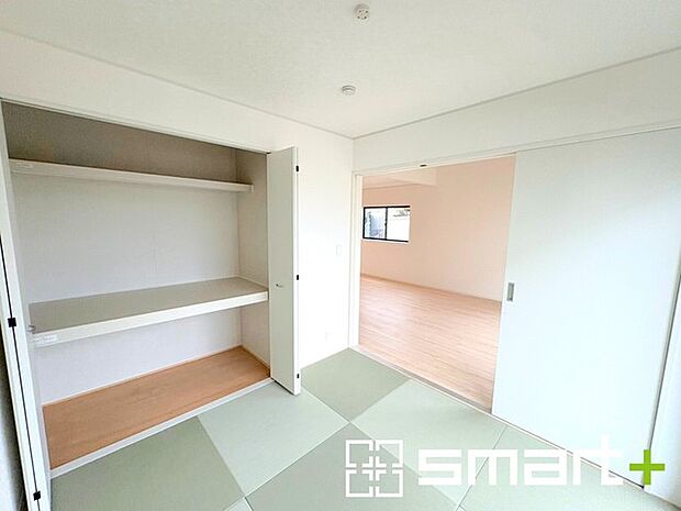 ~使い勝手の良い「和洋室」~ ・畳敷きに建具は洋風、というハイブリッド型の「和洋室」。和室と洋室の良い所を組み合わせたお部屋です。 ・やはり畳の香りは心が落ち着きますね。