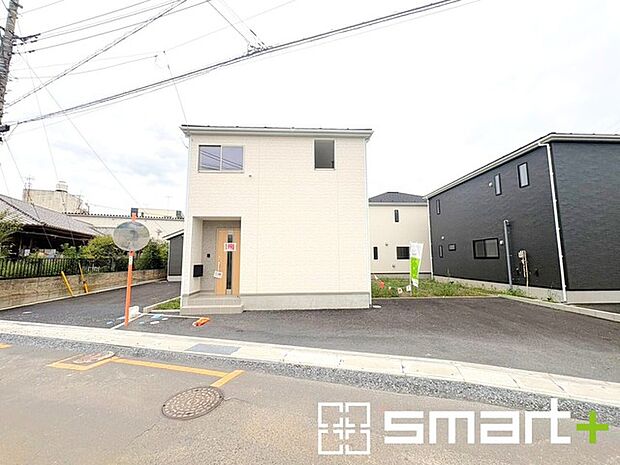 ~閑静な住宅街の立地~ ・周辺は閑静な住宅街となっておりますので、静かな暮らしをご実現いただけます。 ・前面道路の交通量も多くないので、小さなお子様がいるご家庭でもご安心ですね。