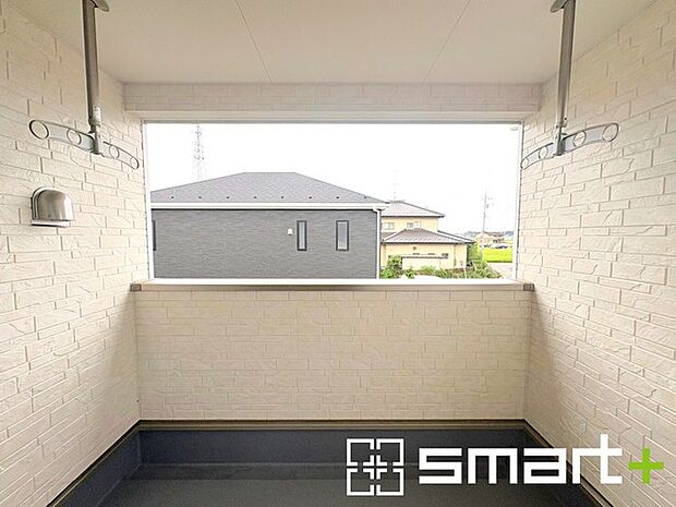 ~屋根付きのバルコニー~ ・バルコニーは屋根付きなので急な雨でも安心です。 ・奥行きもあるので洗濯物が干しやすいのも嬉しいポイントですね。