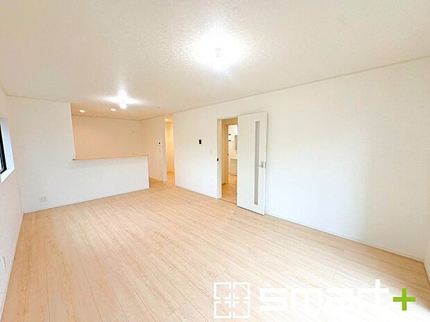 ~余裕の空間が広がるLDK~ ・18帖あるLDKはご家族団らんのお時間を余裕の広さで演出してくれます。 ・ご内覧の際は家具の配置などもイメージしながらご覧くださいませ。