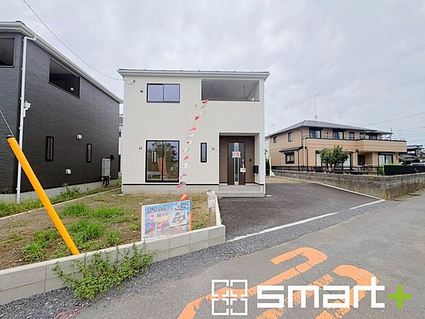 ~閑静な住宅街の立地~ ・周辺は閑静な住宅街となっておりますので、静かな暮らしをご実現いただけます。 ・前面道路の交通量も多くないので、小さなお子様がいるご家庭でもご安心ですね。
