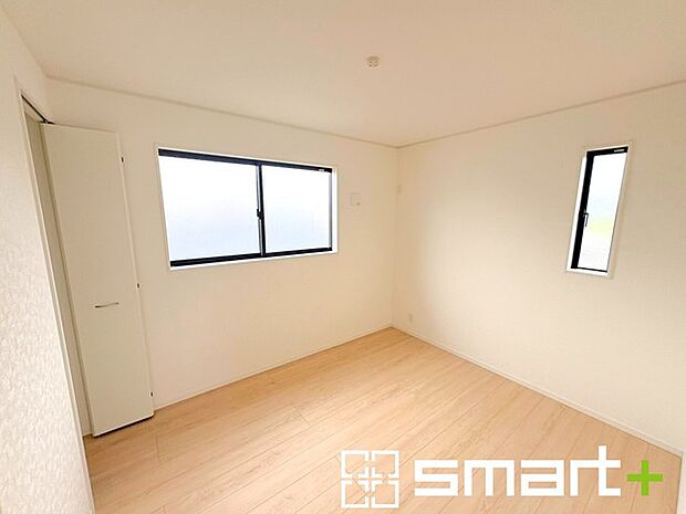 ~2面採光の明るいお部屋~ ・洋室は2面採光とする事で穏やかな陽の入る明るい空間となっております。 ・くつろぎのプライベート時間を明るい空間で穏やかにお過ごしいただけます。