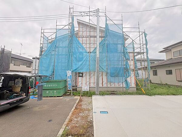 ～閑静な住宅街の立地～ ・周辺は閑静な住宅街となっておりますので、静かな暮らしをご実現いただけます。 ・前面道路の交通量も多くないので、小さなお子様がいるご家庭でもご安心ですね。